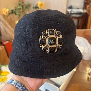 CHANEL Black tweed Wool Bucket Hat with Gold-Tone gripoix Jewel Brooch Sz 59